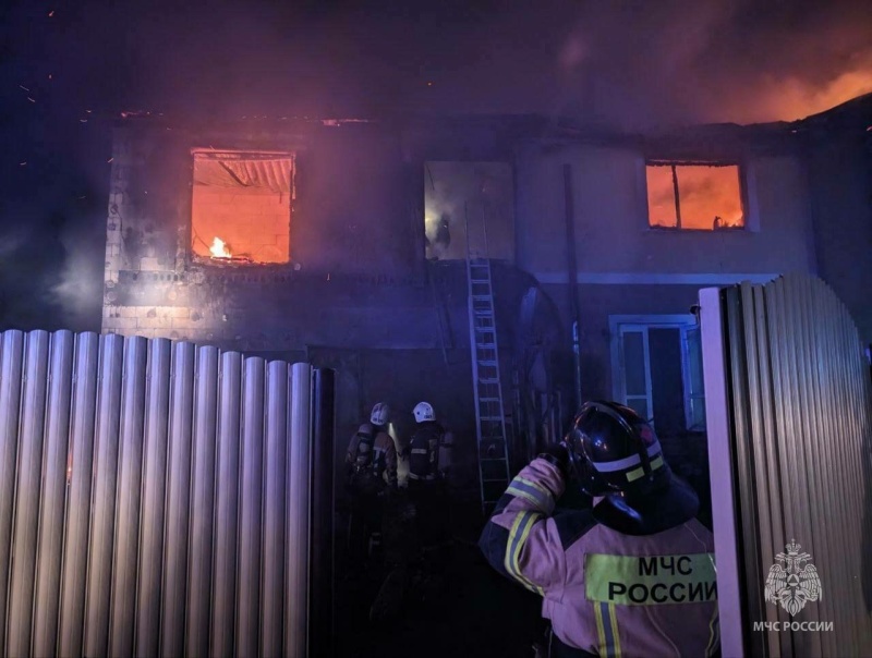 В Зеленоградском районе из горящего жилого дома эвакуировали 9 человек, включая троих детей